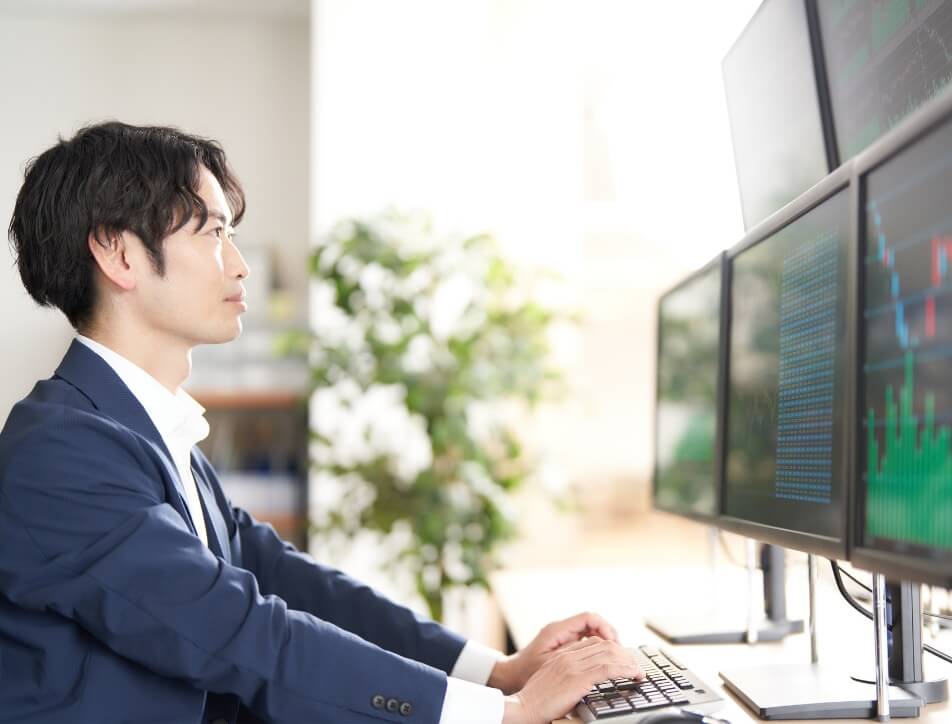 モニターを見つめるスーツ姿の男性