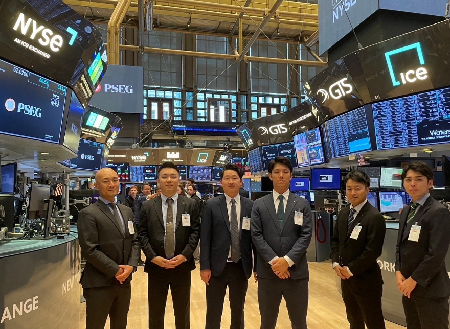 アメリカの市場視察で並ぶゆたか証券の社員たち