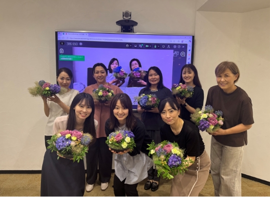 お花を手にした複数の女性社員