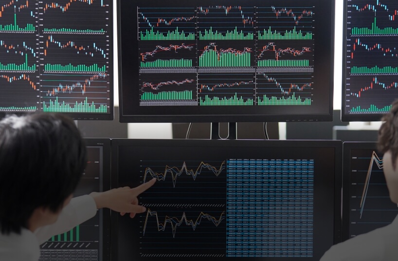 証券取引グラフを写すモニター