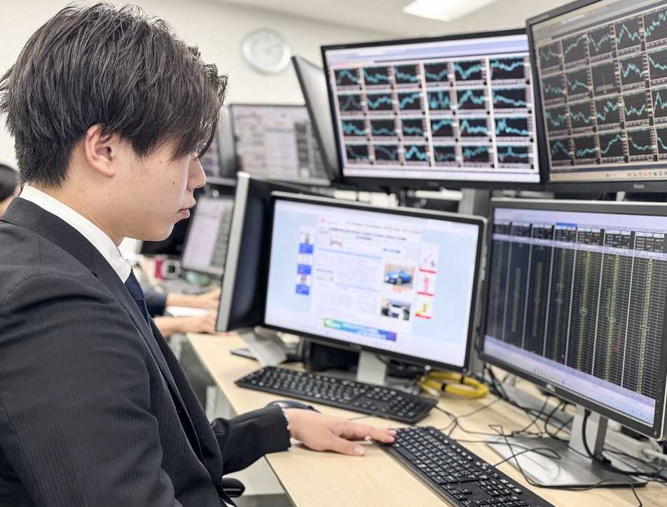 複数モニターを操作する男性ディーラー