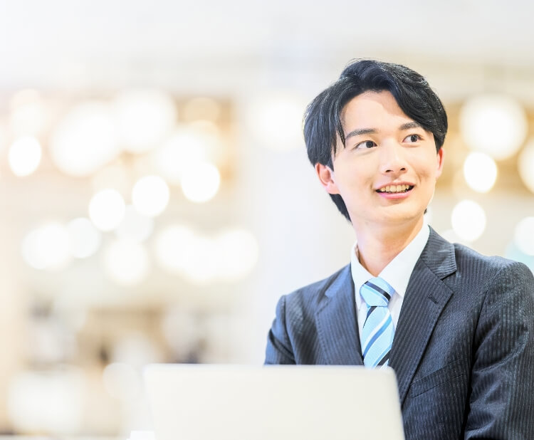 微笑むスーツ姿男性