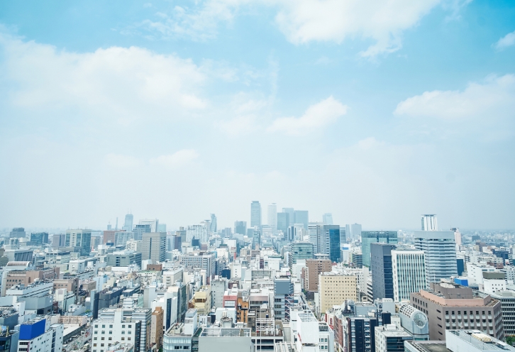 都心部のビル街を高所から望む眺望