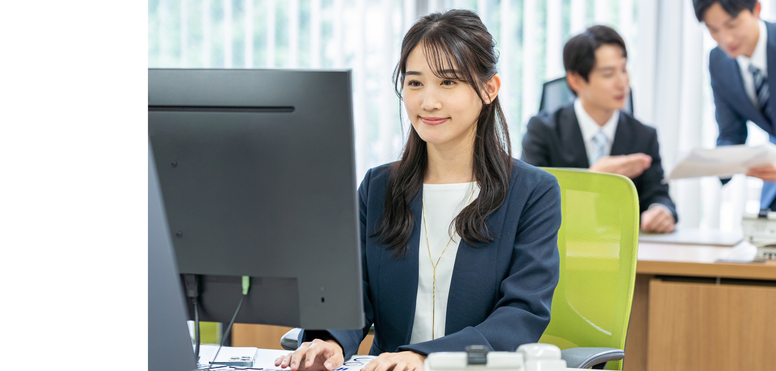 パソコンでデータ入力をする事務職の女性