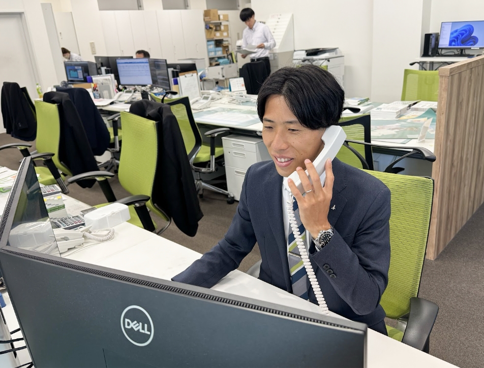 電話で対応中のスーツ姿の男性
