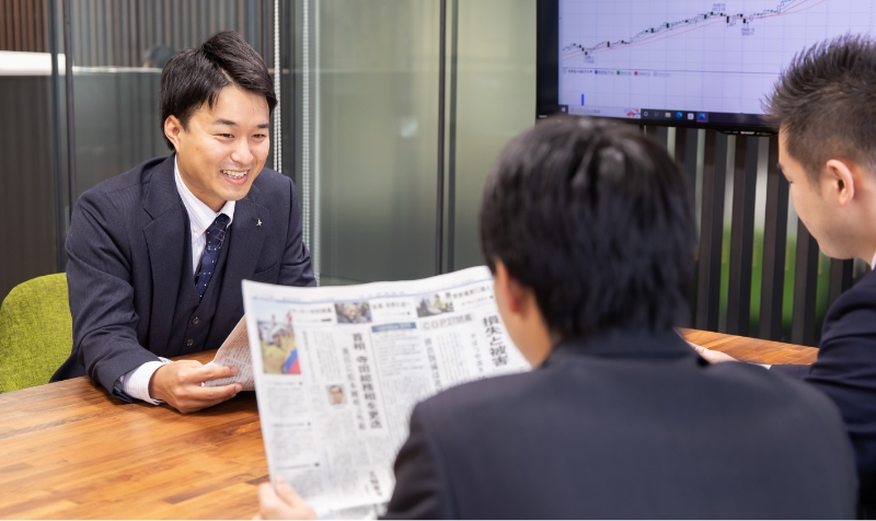 談笑している3人の男性社員